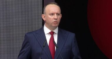 Samiti i Diasporës në Tiranë/ Kryetari i Kuvendit i Maqedonisë së Veriut: Të ndërtojmë politika që ndalojnë largimin e të rinjve