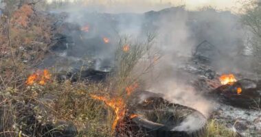 Skandali mjedisor në lumin Mat/ Vazhdon djegia e gomave dhe mbetjeve plastike poshtë urës së Milotit