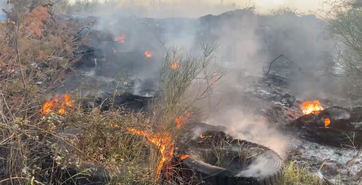 Skandali mjedisor në lumin Mat  Vazhdon djegia e gomave dhe mbetjeve plastike poshtë urës së Milotit
