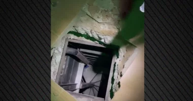 VIDEO/ Ushtria izraelite zbulon bazë nëntokësore të Hezbollah, hyrja ndodhej brenda një dyqani rrobash në Liban