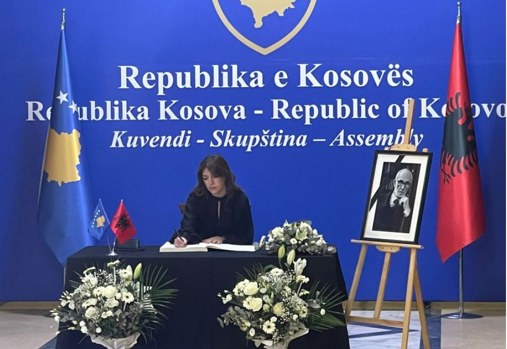 Kosova në zi për Rexhep Qosen  Kuvendi hap  librin e zisë   Nderohet figura e akademikut të shquar