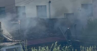 Përfshihet nga flakët një banesë në Korçë, shkak dyshohet një shkëndijë elektrike
