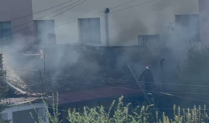 Përfshihet nga flakët banesa në Korçë  shkak dyshohet një shkëndijë elektrike