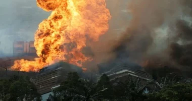 Një zjarr shkrumbon 1 mijë shtëpi në një fshat në Malajzi, mijëra të zhvendosur