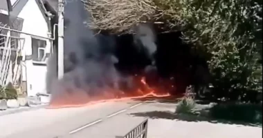 Zjarr në rafinerinë e Tuapse pas sulmit ukrainas, nafta e papërpunuar përhapet në rrugë