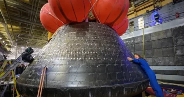 Kapsula Orion e Artemis II kthehet në Florida pas fluturimit historik rreth Hënës