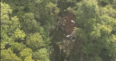 Rrëzohet një avion në Indonezi, të paktën 8 viktima
