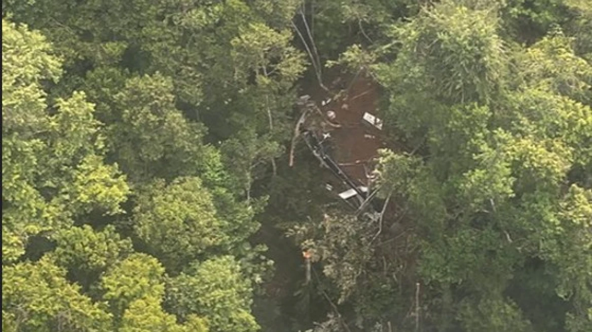 Rrëzohet një avion në Indonezi, të paktën 8 viktima