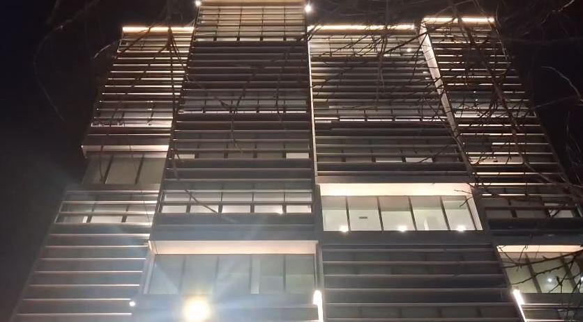 VIDEO/ Call Center-i në mes të Tiranës, u arrestuan 7 persona, u kapën në flagrancë 60 operatorë