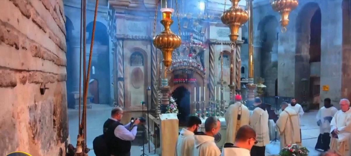 Mesha e së shtunës në varrin e Shenjtë  Jeruzalem  patriarku Pizzabella drejtoi ceremoninë në kishën e Krishtit