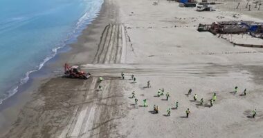 Në prag të sezonit turistik/ Rama: Nis pastrimi i bregdetit në Katund të Ri, po kryhet edhe plugimi i rërës