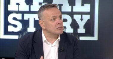 “Grupi i zjarrit në protesta, policia ‘i ka toleruar’”, Karamuço: Drejtorët e policisë kanë shkelur syrin ndaj dhunës, arrestimet të ligjshme