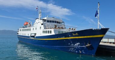 Kroçera “MONET” ankorohet në Vlorë, 48 turistë nga 4 vende të botës zbulojnë thesaret e rivierës shqiptare