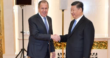 VIDEO/ Xi Jinping pret Sergei Lavrov në Pekin, fokusi në Lindjen e Mesme dhe bashkëpunimi dypalësh