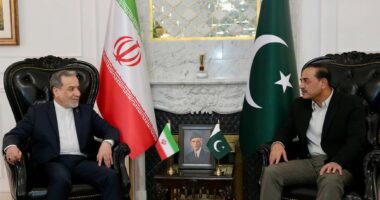 Kryediplomati iranian takohet me zyrtarë pakistanezë në Islamabad