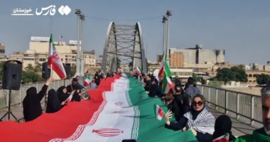 VIDEO/ Pas kërcënimeve të Trump për bombardime, iranianët mblidhen pranë objekteve të rëndësishme në vend, krijojnë kolona të gjata njerëzish