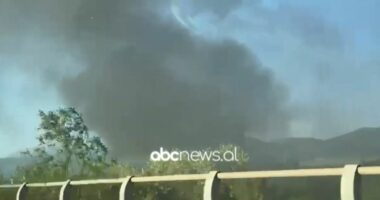 (VIDEO) Tjetër episod i djegieve të gomave në Lezhë/ Tymi i dendur mbulon zonën
