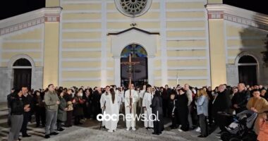 Përgatitjet për kremtimin e Pashkëve/ Besimtarët katolikë në Shkodër kremtojnë të Premten e Madhe