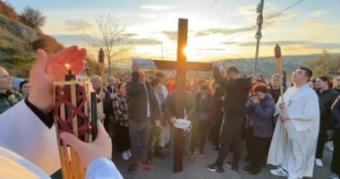 “Udha e Kryqit”/ Besimtarët katolikë në Lezhë kremtojnë të Premten e Madhe