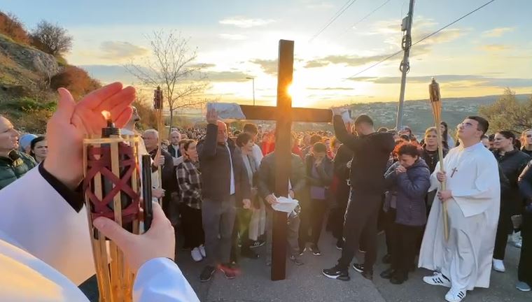  Udha e Kryqit   Besimtarët katolikë në Lezhë kremtojnë të Premten e Madhe