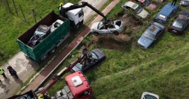 Lirimi i hapësirave publike/ Rama ndan pamjet nga Lundra: Pastrim nga automjetet dhe motomjetet e vjetra