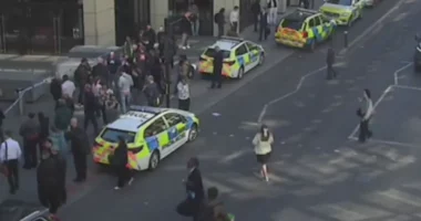 VIDEO/ Dyshohet për rrjedhje gazi, evakuohen pasagjerët në një stacion treni në Londër