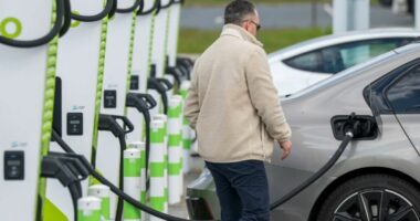 Shtrenjtimi i naftës rrit shitjet e makinave elektrike me 51 për qind në Evropë