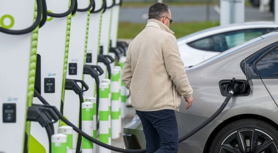 Shtrenjtimi i naftës rrit shitjet e makinave elektrike me 51 për qind në Evropë