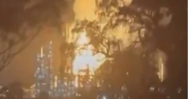 VIDEO/ Zjarr masiv në një rafineri në Australi, kompania mbulon 10% të karburantit