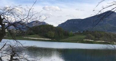 Alternime kthjellimesh dhe vranësira gjatë ditës, parashikimi i motit 17 prill 2026