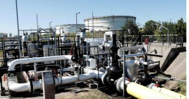 Ukraina riparon tubacionin e naftës të dëmtuar nga lufta, Zelensky: Gati ta vëmë në funksion