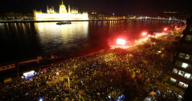 VIDEO/ Humbja e Orban! Mijëra mbështetës të Peter Magyar mbushën rrugët në Hungari pas fitores