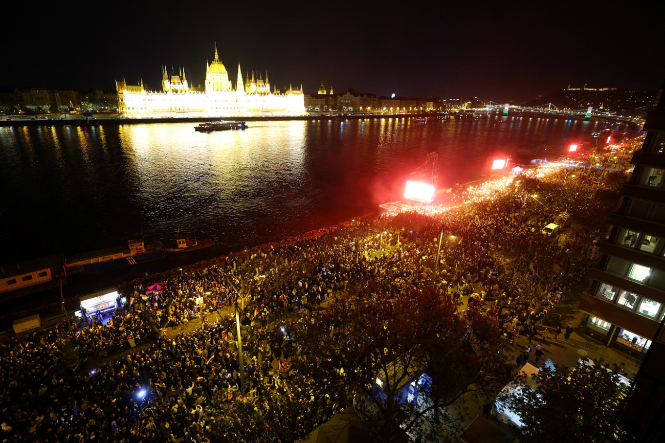 VIDEO/ Humbja e Orban! Mijëra mbështetës të Peter Magyar mbushën rrugët në Hungari pas fitores