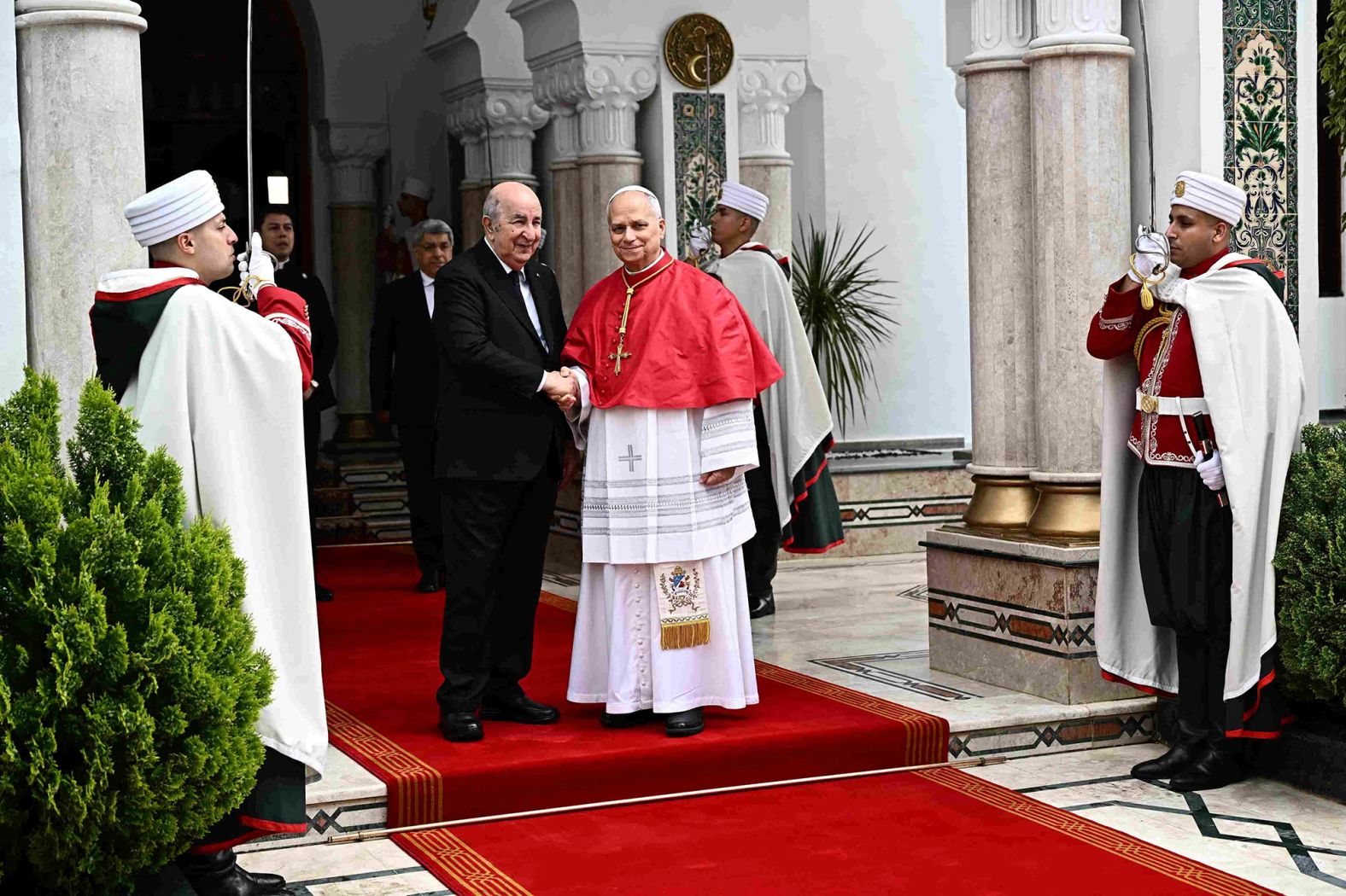 Vazhdon “lufta” Leon – Trump/ Papa replikë nga Afrika: Mjerë ata që përdorin fenë!