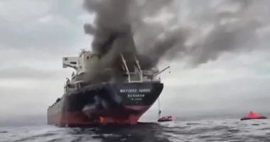 VIDEO/ Gjenden mbetje njerëzore në anijen e goditur në Ngushticën e Hormuzit