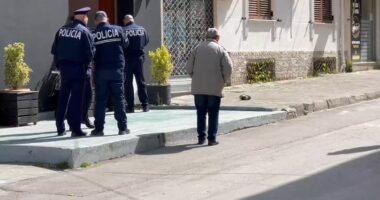 VIDEO/ Sherr mes disa të rinjve në Korçë, plagoset njëri prej tyre