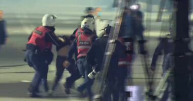 Protesta e opozitës, molotovë dhe fishekzjarre drejt Kryeministrisë/ Policia nis shoqërimet e protestuesve