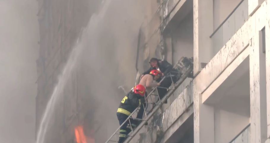 Tiranë  zjarr në pallat  Tre banorë dhe tre zjarrfikës në urgjencën e QSUT me shenja asfiksie