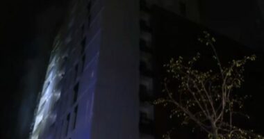 Zjarri në pallatin në Tiranë/ Flakët vihen nën kontroll, 11 persona të lënduar në QSUT