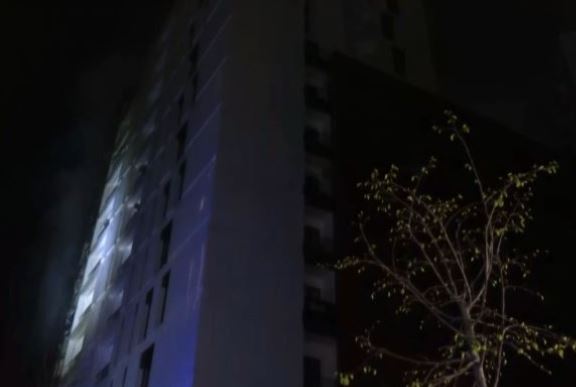 Zjarri në pallatin në Tiranë  Flakët vihen nën kontroll  11 persona të lënduar në QSUT