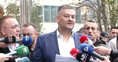 Protesta prish “qetësinë” e Berishës/ Demokratët e përjashtuar të Durrësit mësyjnë në seli, akuza Berishës e Bylykbashit