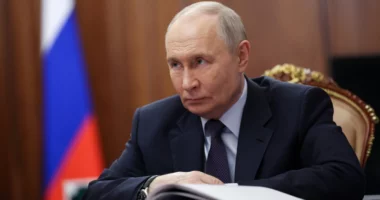 Putin bisedë telefonike me Pezeshkian, ofron ndërmjetësim për bisedimet SHBA–Iran pas dështimit të negociatave në Islamabad