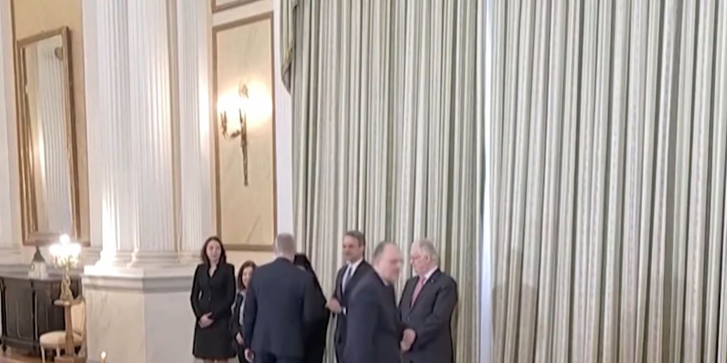 Dorëhiqen tre anëtarë të qeverisë greke   Qeveria nën presion nga skandali me abuzimet me subvencionet në bujqësi