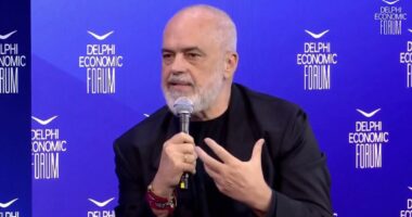 “Shqiptarët po rikthehen në atdhe”, Rama nga Athina: Çdo vit rreth 300 milionë euro të ardhura më shumë, po përmirësohemi