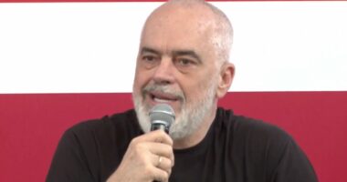 “Janë rritur pagat për mjekët dhe mësuesit”, Rama nga Lushnja: Përveç pensioneve, indeksohet dhe paga