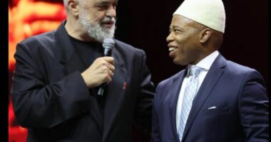 “Një ambasador i Shqipërisë së rilindur”/ Rama ndan foto, i jep pasaportën shqiptare ish-kryebashkiakut të New York, Eric Adams