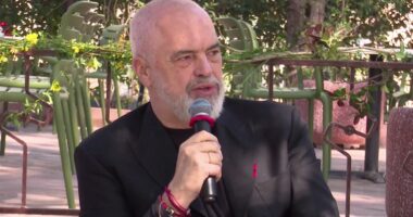 “Çdo vit pensione më të lart”/ Rama me pensionistët: Mbështetje edhe për personat në nevojë