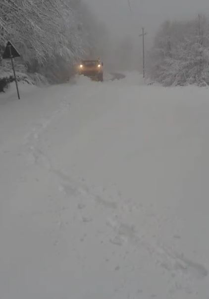 video-reshje-bore-ne-qarkun-e-korces-nis-pastrimi-dhe-kriposja-e-rrugeve