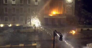 I njëjti skenar/ Pas fjalimit të Berishës, militantët e PD sulmojnë Kryeministrinë me molotovë dhe fishekzjarre