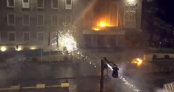 I njëjti skenar  Pas fjalimit të Berishës  militantët e PD sulmojnë Kryeministrinë me molotovë dhe fishekzjarre